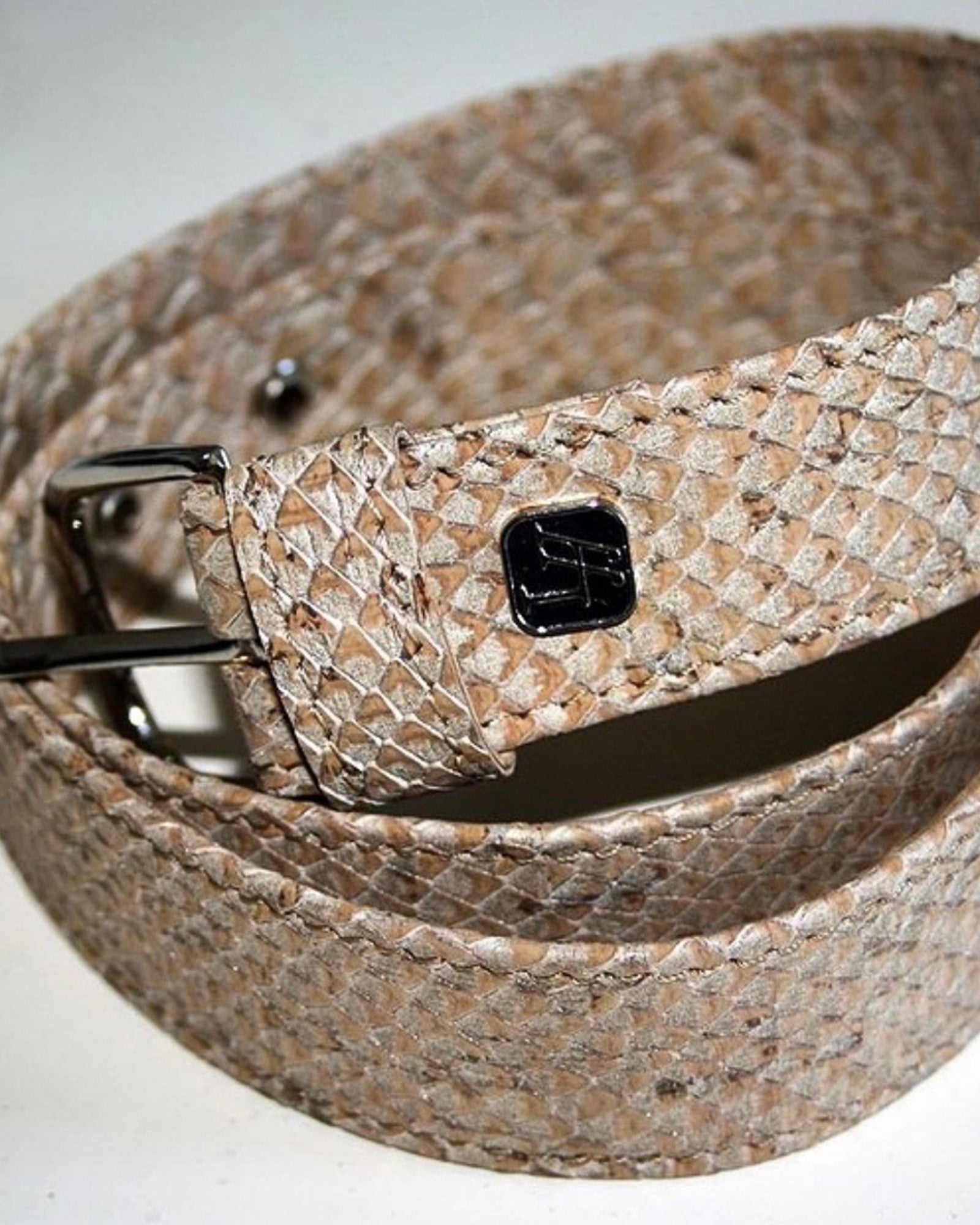 LUCKYNELLY cork material detail