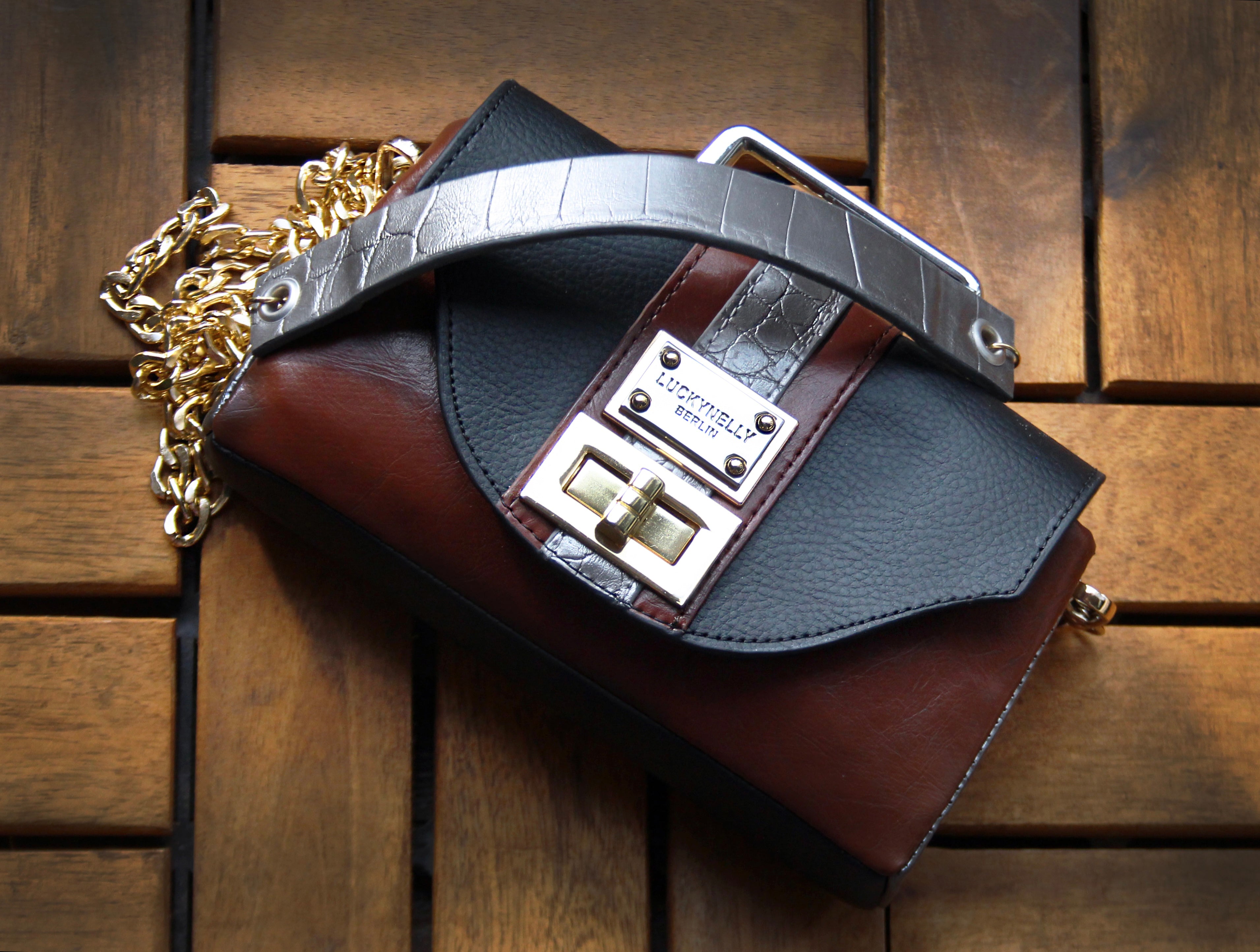 Vegane Luxushandtasche von LUCKYNELLY auf Holz