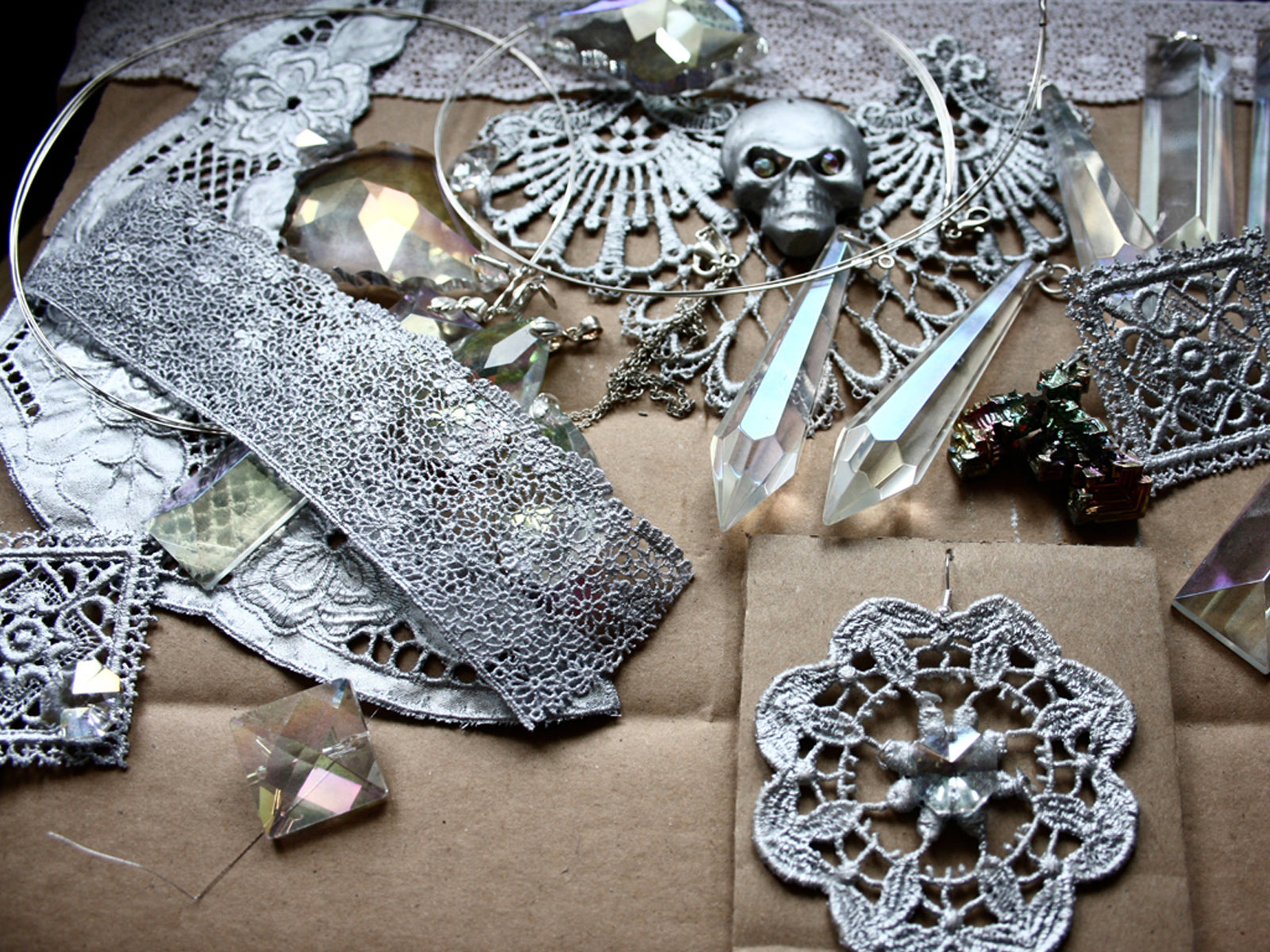 LUCKYNELLY silver-plated vintage lace jewelry detail